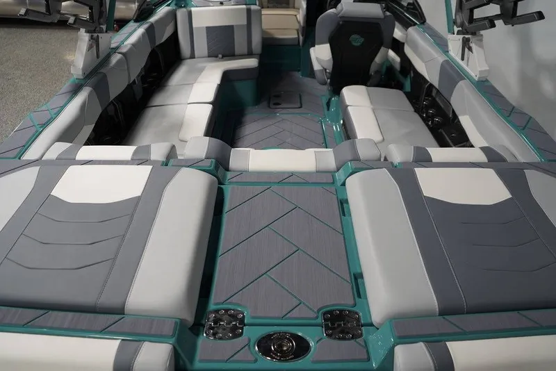 Slide: The Image of Malibu Boats 23 LSV 2025 - 10