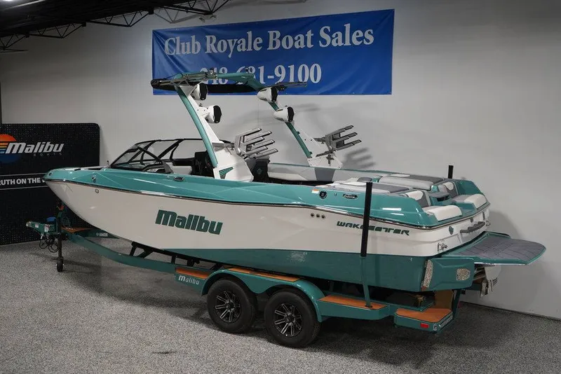 Slide: The Image of Malibu Boats 23 LSV 2025 - 15