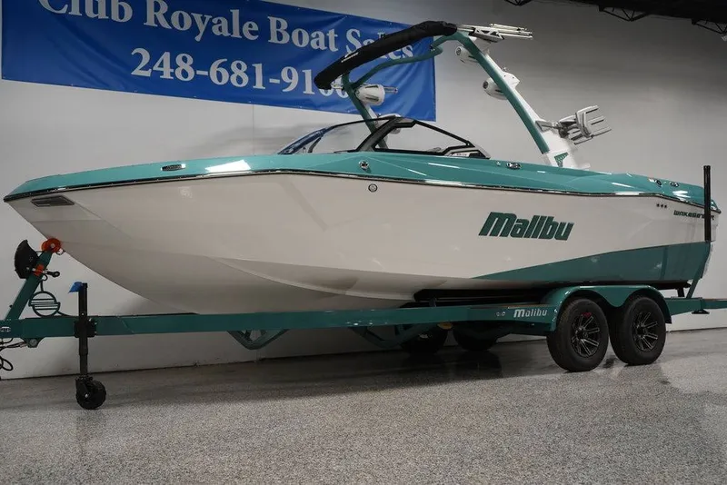 Slide: The Image of Malibu Boats 23 LSV 2025 - 17