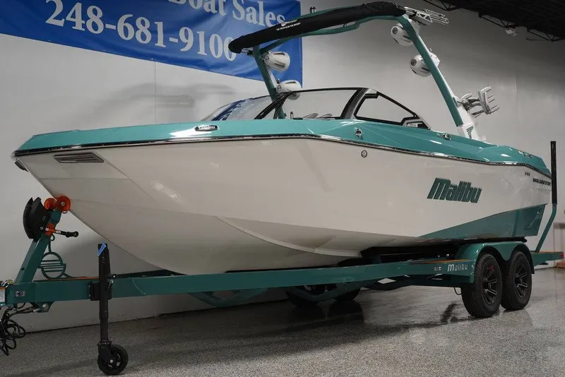 Slide: The Image of Malibu Boats 23 LSV 2025 - 19