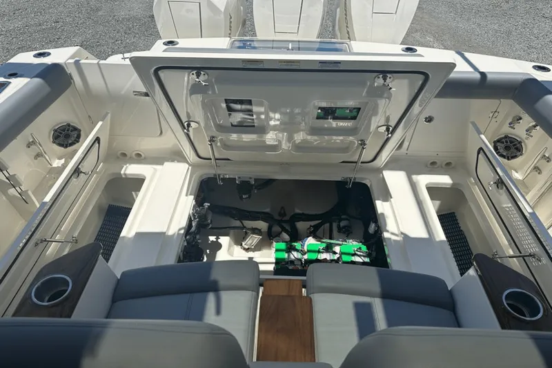 Slide: The Image of Boston Whaler 360 Outrage 2025 - 30