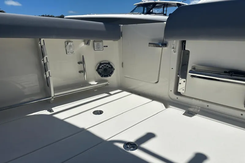 Slide: The Image of Boston Whaler 360 Outrage 2025 - 31