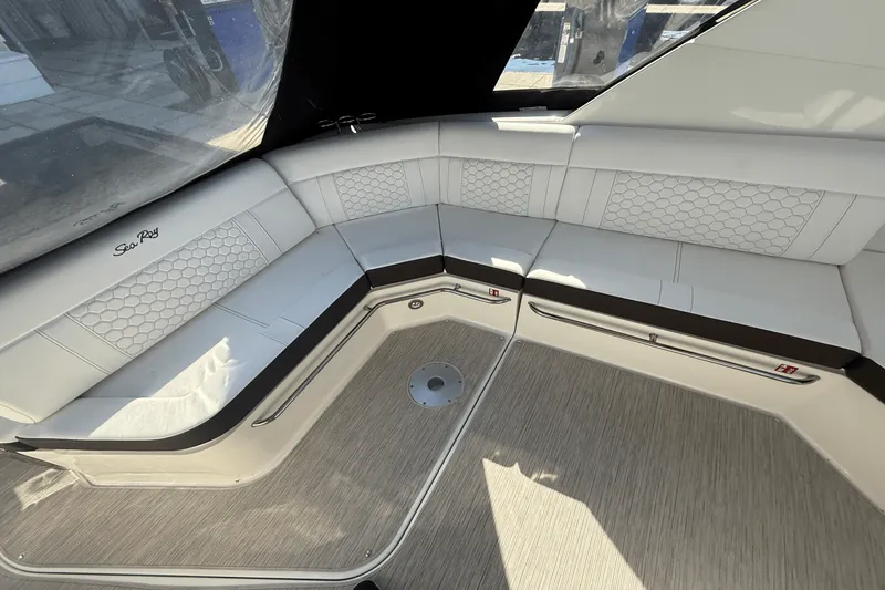 Slide: The Image of Sea Ray Sundancer 320 2025 - 10