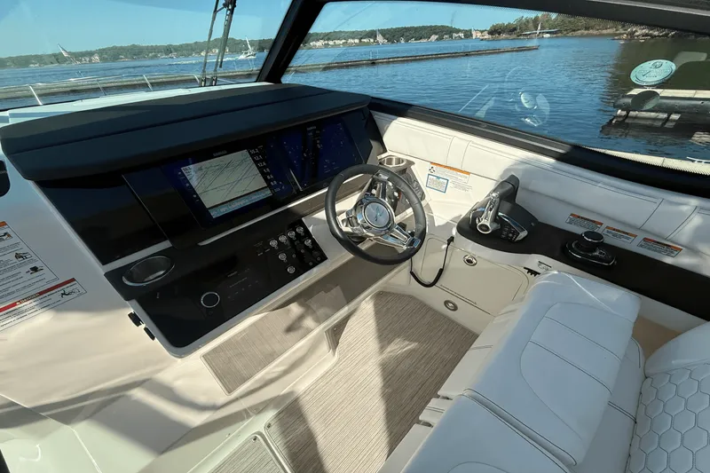 Slide: The Image of Sea Ray Sundancer 320 2025 - 11