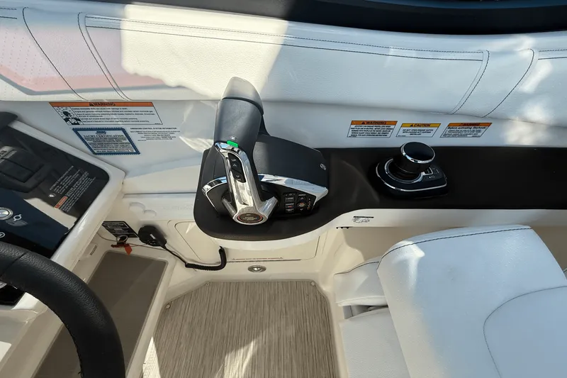 Slide: The Image of Sea Ray Sundancer 320 2025 - 12