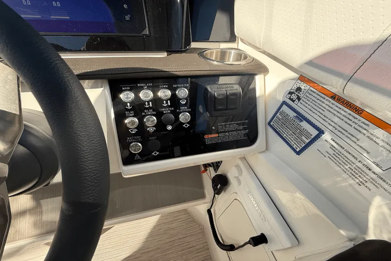 Slide: The Image of Sea Ray Sundancer 320 2025 - 13