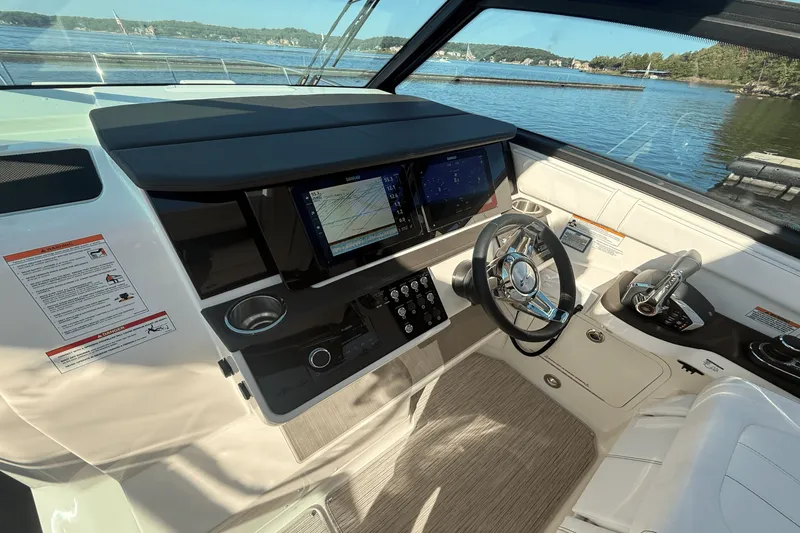 Slide: The Image of Sea Ray Sundancer 320 2025 - 14