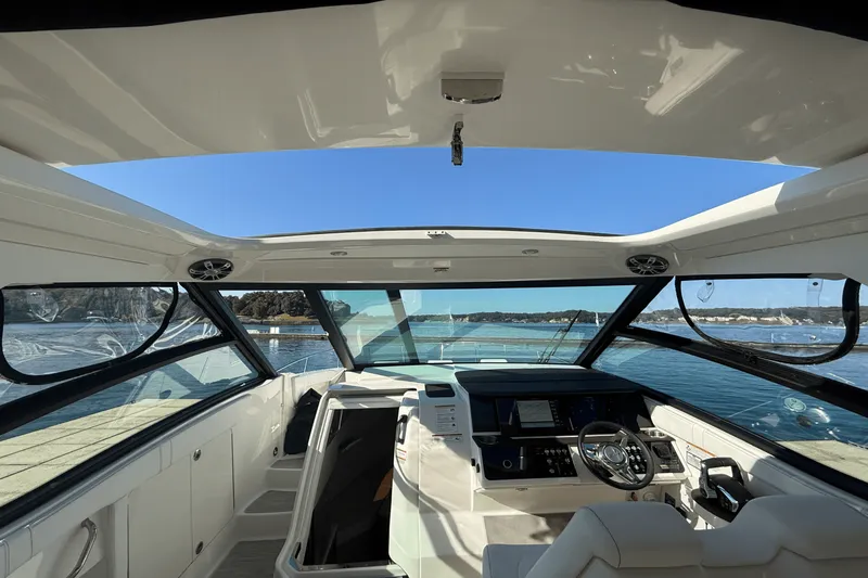 Slide: The Image of Sea Ray Sundancer 320 2025 - 15