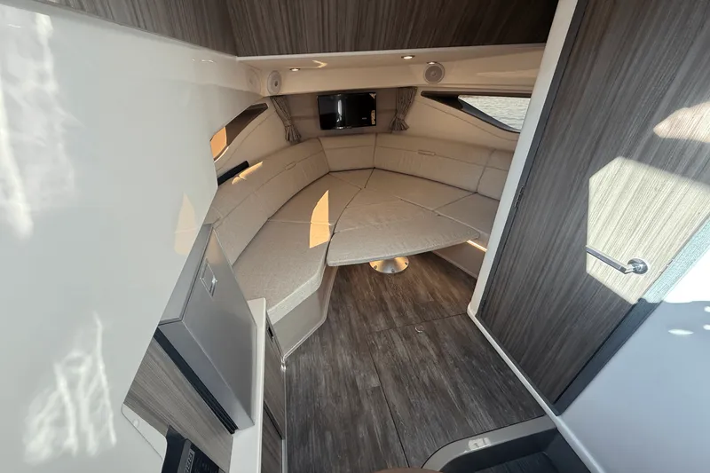 Slide: The Image of Sea Ray Sundancer 320 2025 - 16