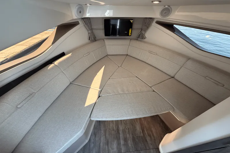 Slide: The Image of Sea Ray Sundancer 320 2025 - 17