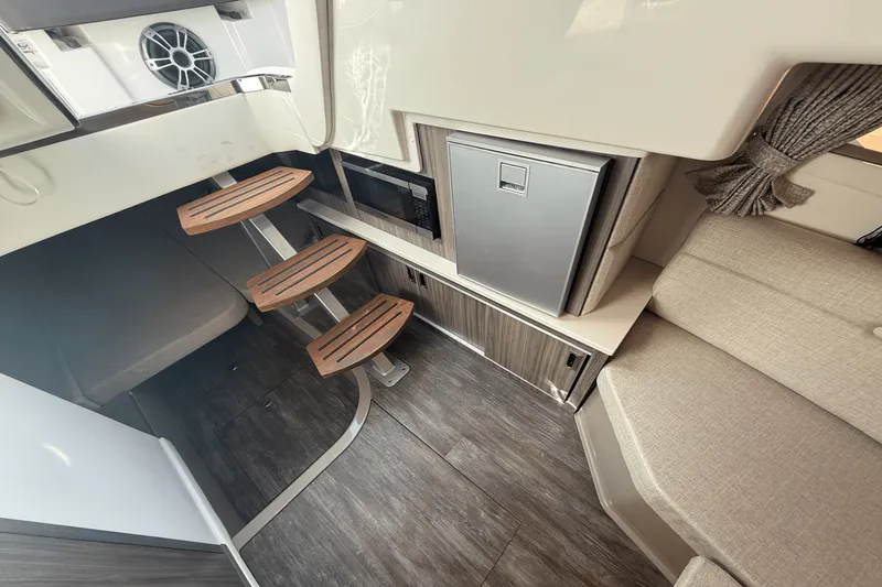 Slide: The Image of Sea Ray Sundancer 320 2025 - 18