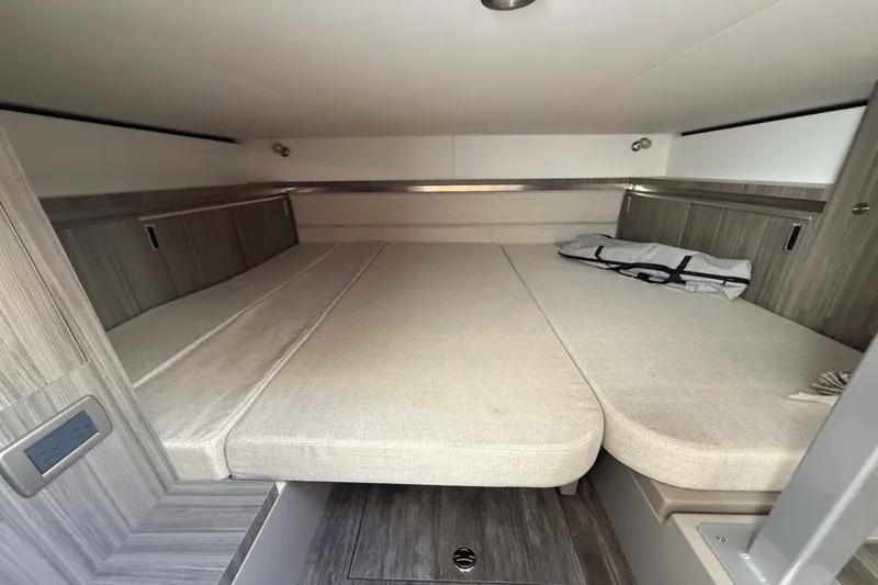 Slide: The Image of Sea Ray Sundancer 320 2025 - 19