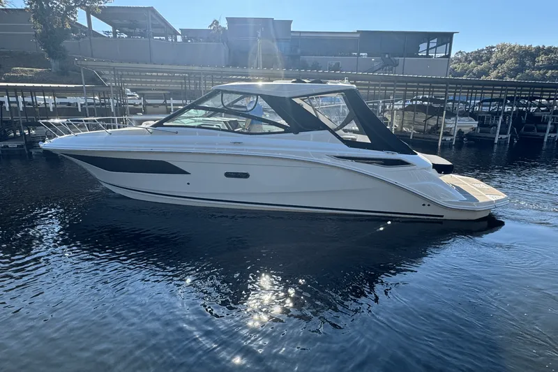 Slide: The Image of Sea Ray Sundancer 320 2025 - 2