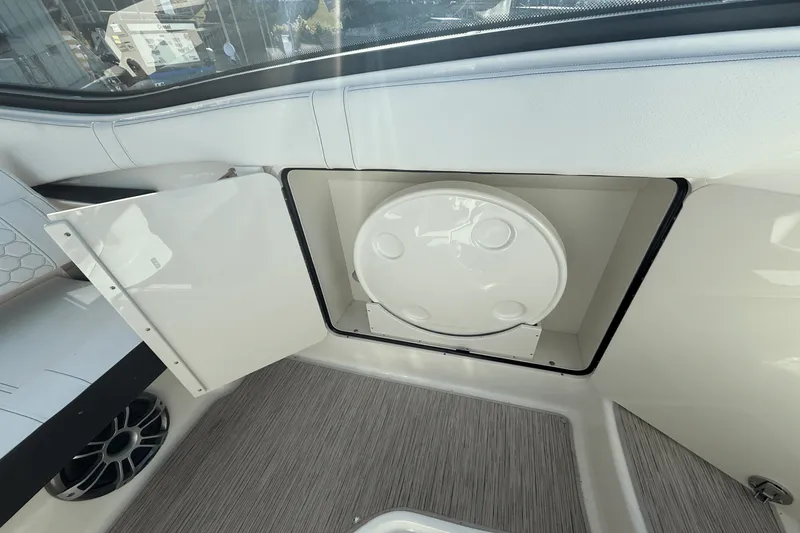 Slide: The Image of Sea Ray Sundancer 320 2025 - 21