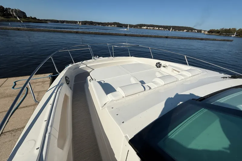 Slide: The Image of Sea Ray Sundancer 320 2025 - 22