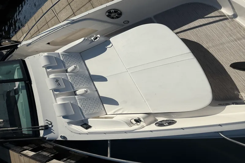 Slide: The Image of Sea Ray Sundancer 320 2025 - 23