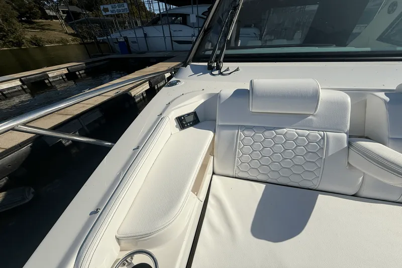 Slide: The Image of Sea Ray Sundancer 320 2025 - 24