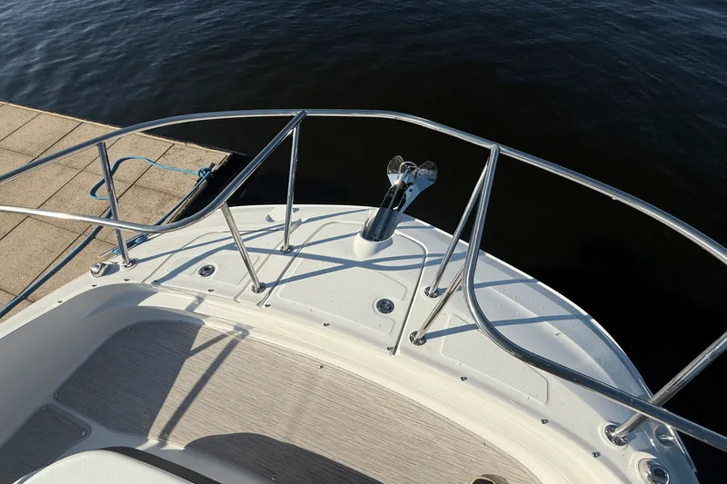 Slide: The Image of Sea Ray Sundancer 320 2025 - 25