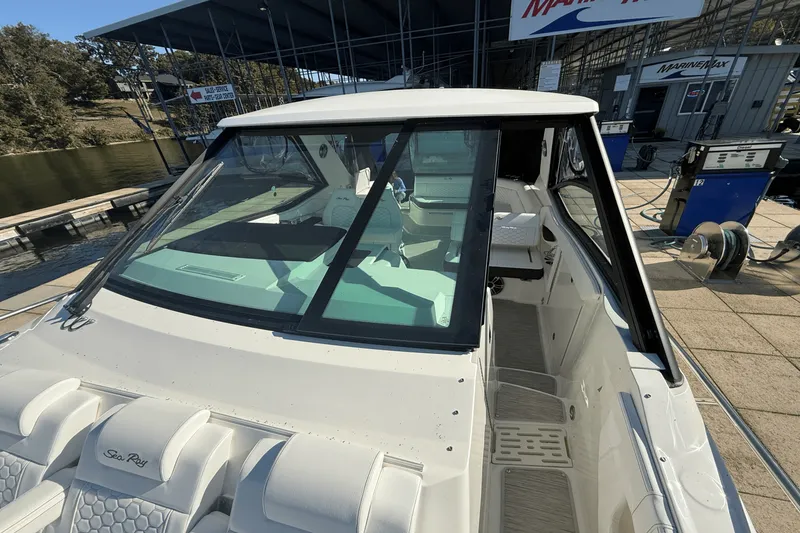 Slide: The Image of Sea Ray Sundancer 320 2025 - 27