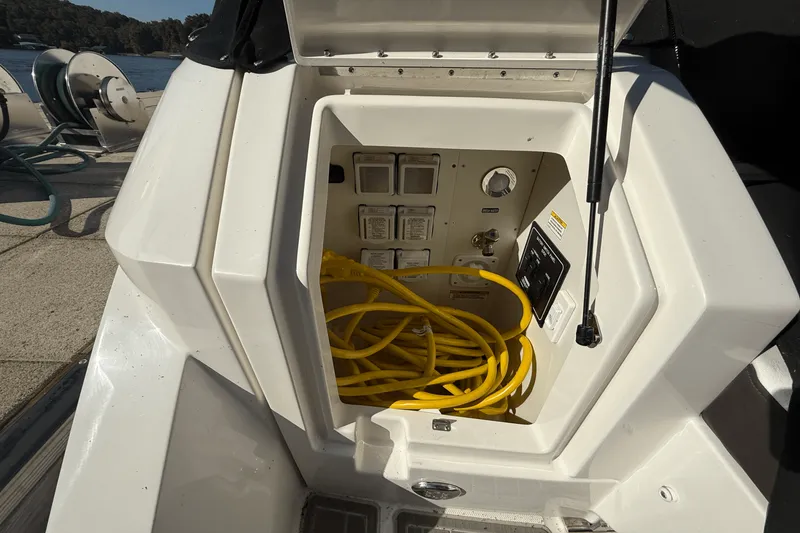 Slide: The Image of Sea Ray Sundancer 320 2025 - 28