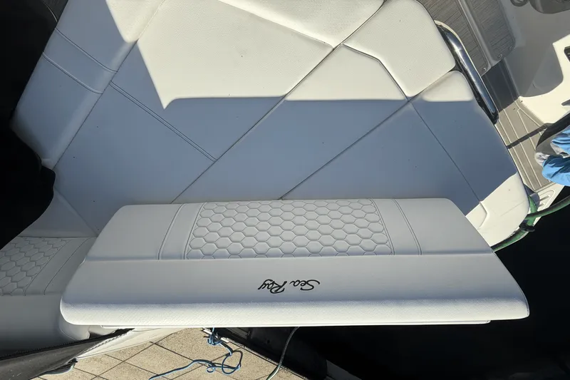 Slide: The Image of Sea Ray Sundancer 320 2025 - 29