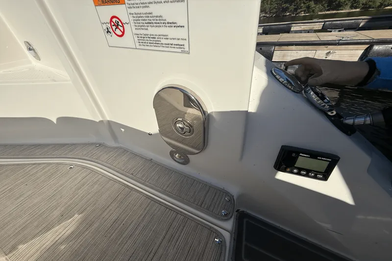 Slide: The Image of Sea Ray Sundancer 320 2025 - 30