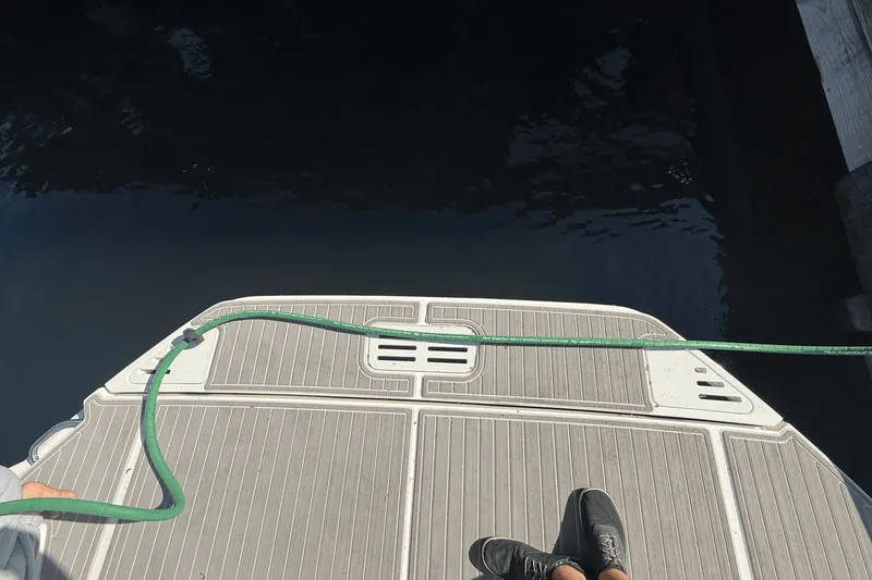 Slide: The Image of Sea Ray Sundancer 320 2025 - 31