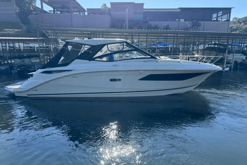 Slide: The Image of Sea Ray Sundancer 320 2025 - 6