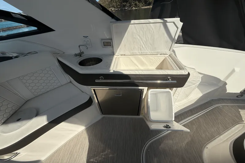 Slide: The Image of Sea Ray Sundancer 320 2025 - 7