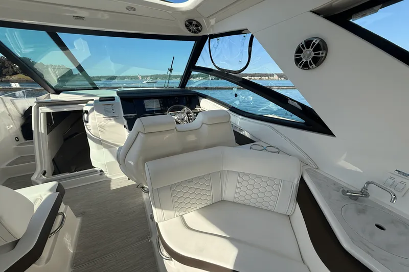 Slide: The Image of Sea Ray Sundancer 320 2025 - 8