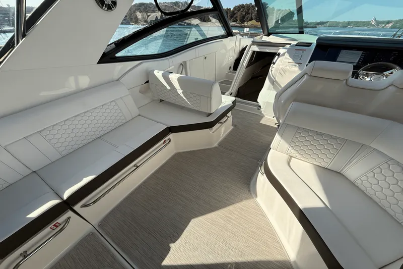 Slide: The Image of Sea Ray Sundancer 320 2025 - 9
