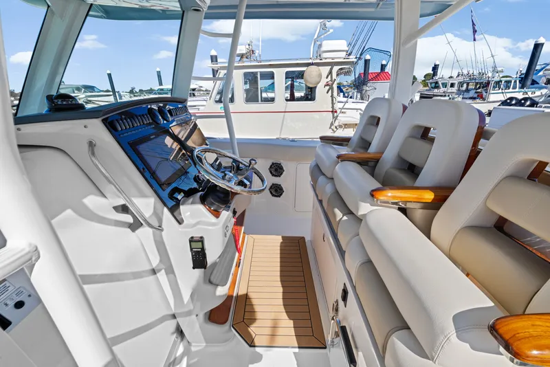 Slide: The Image of Boston Whaler 380 Outrage 2024 - 19