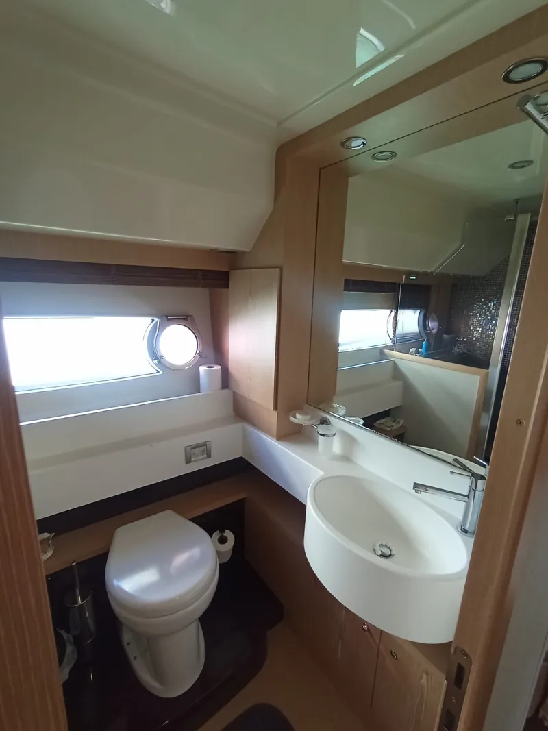 Slide: The Image of Ferretti 560 2010 - 17