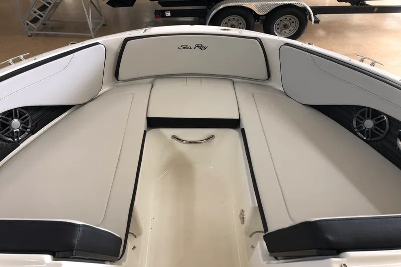 Slide: The Image of Sea Ray SPX 190 2025 - 10