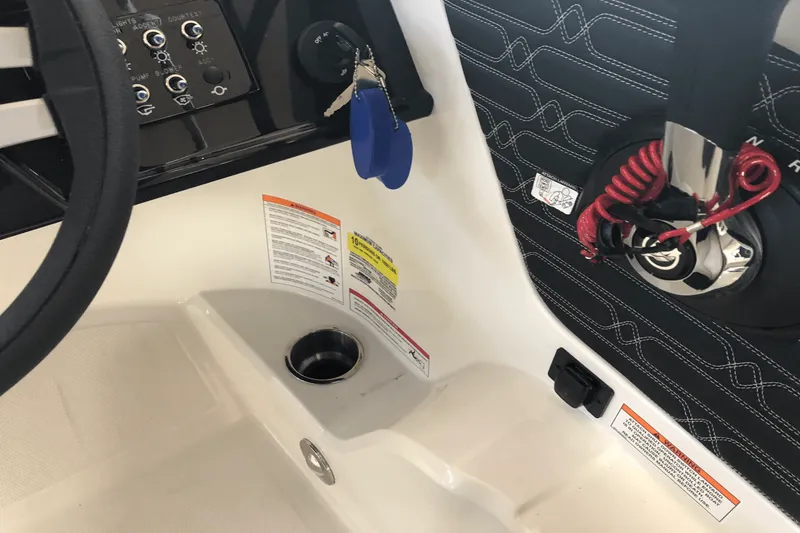 Slide: The Image of Sea Ray SPX 190 2025 - 12