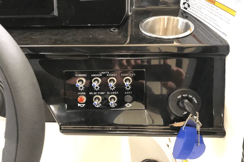 Slide: The Image of Sea Ray SPX 190 2025 - 13