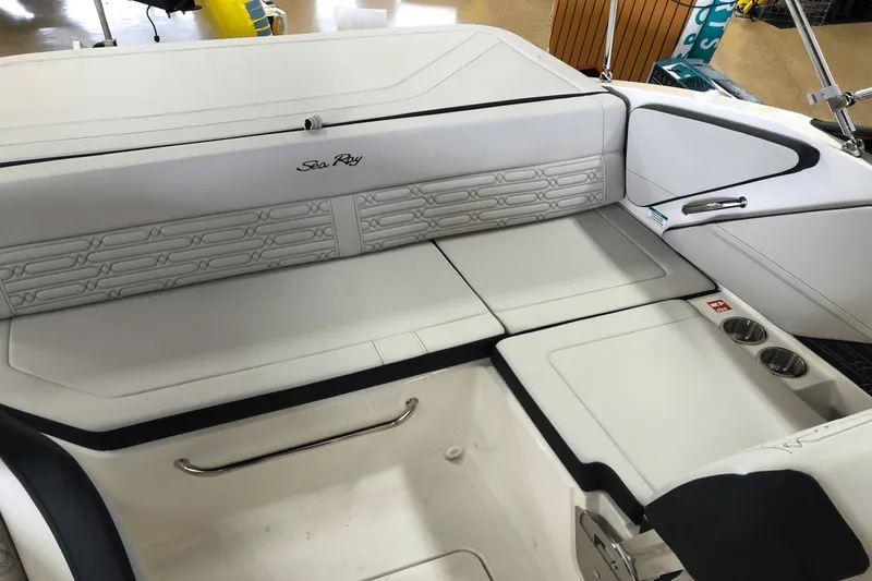 Slide: The Image of Sea Ray SPX 190 2025 - 14