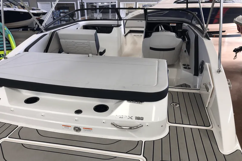 Slide: The Image of Sea Ray SPX 190 2025 - 4