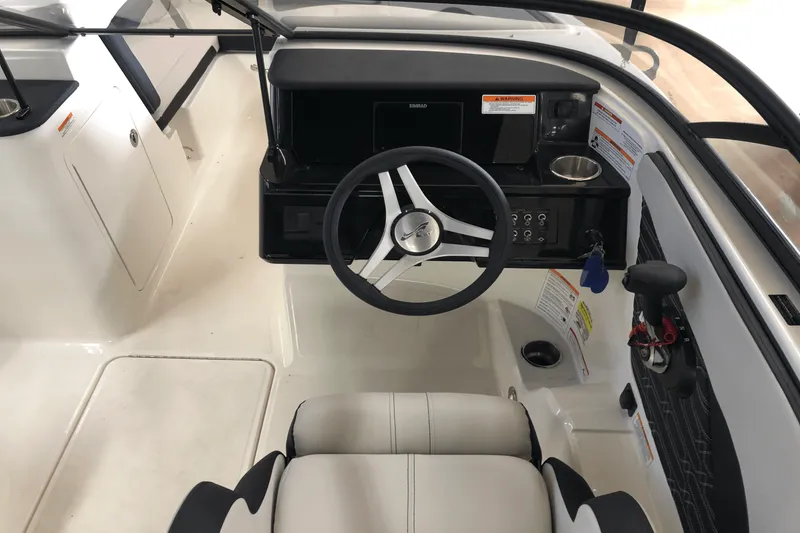 Slide: The Image of Sea Ray SPX 190 2025 - 7