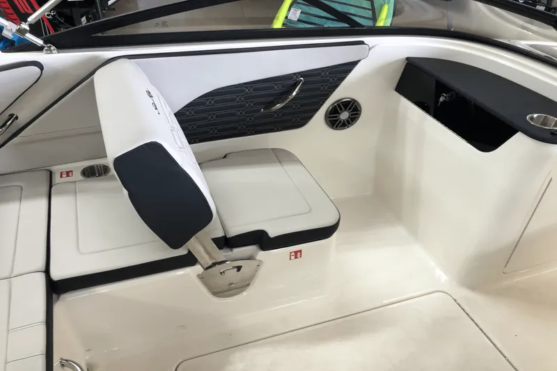 Slide: The Image of Sea Ray SPX 190 2025 - 8