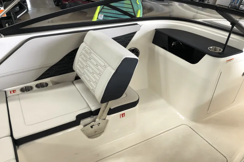 Slide: The Image of Sea Ray SPX 190 2025 - 9