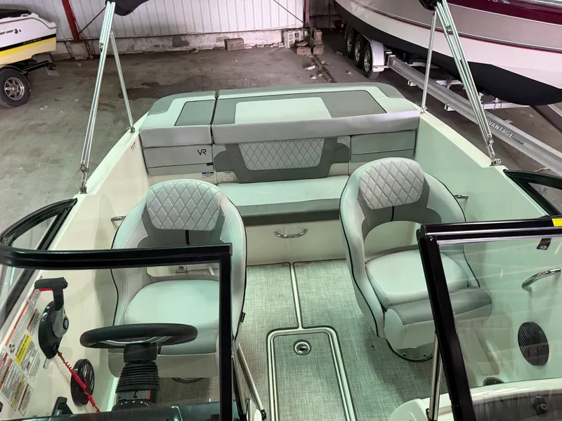 Slide: The Image of Bayliner VR4 Bowrider 2023 - 10