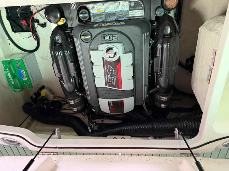 Slide: The Image of Bayliner VR4 Bowrider 2023 - 11