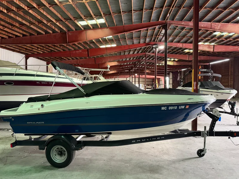 Slide: The Image of Bayliner VR4 Bowrider 2023 - 3