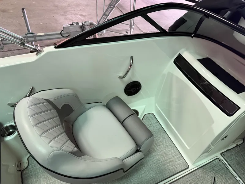 Slide: The Image of Bayliner VR4 Bowrider 2023 - 7