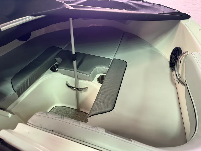 Slide: The Image of Bayliner VR4 Bowrider 2023 - 9