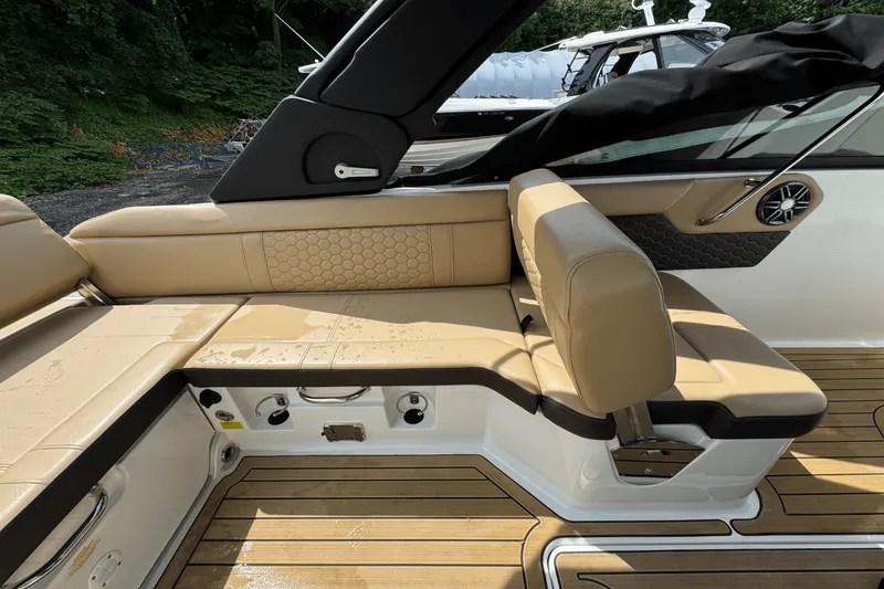 Slide: The Image of Sea Ray SDX 250 2023 - 12