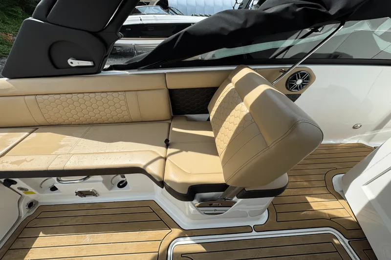 Slide: The Image of Sea Ray SDX 250 2023 - 15