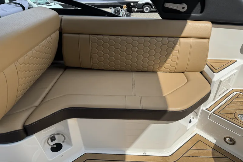 Slide: The Image of Sea Ray SDX 250 2023 - 16