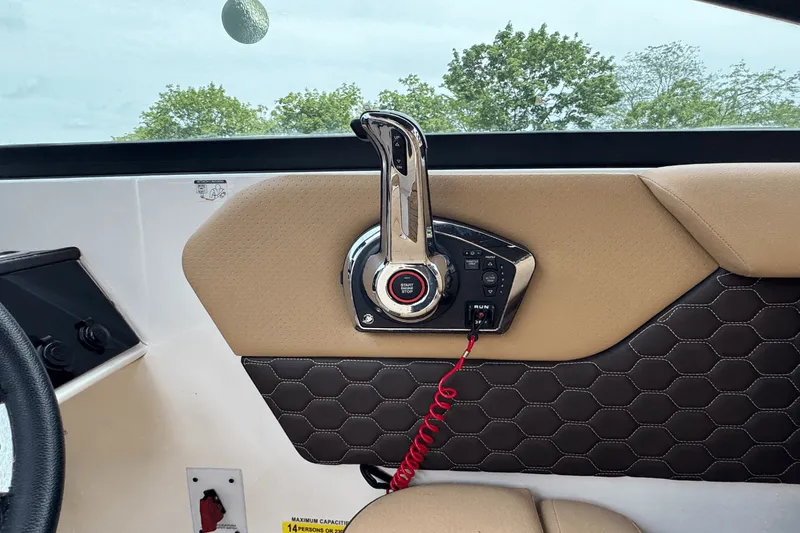 Slide: The Image of Sea Ray SDX 250 2023 - 24